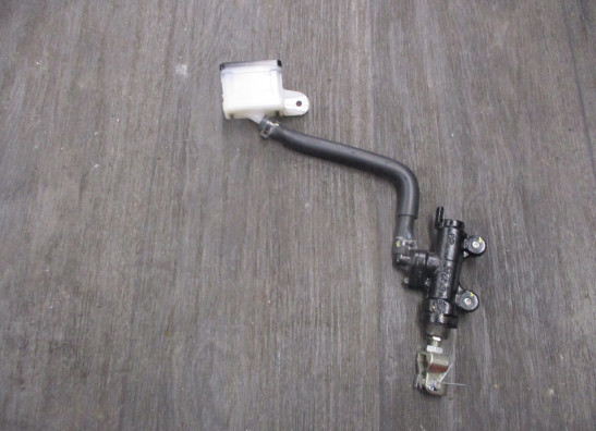 Rempomp achter Honda CB 500 F