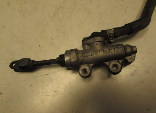 Rempomp achter Suzuki GSX R 750