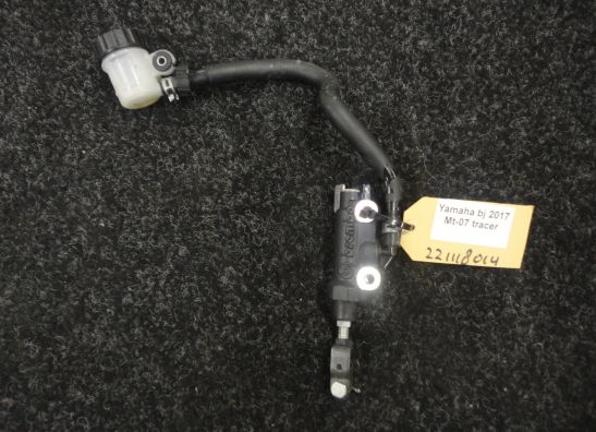 Rempomp achter Yamaha Tracer 700