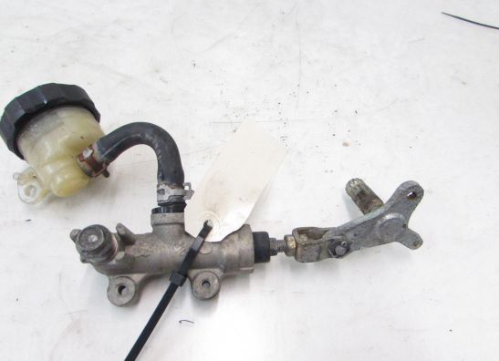 Rempomp achter Suzuki GSX F 750