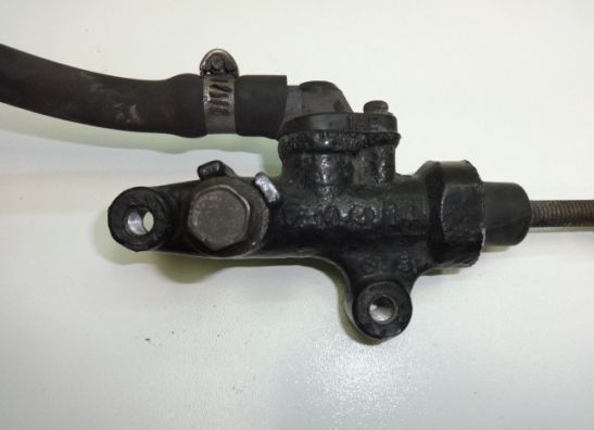 Rempomp achter Yamaha FZ 750