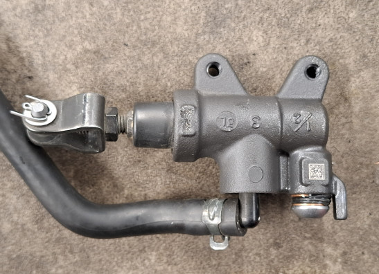 Rempomp achter BMW R 1300 GS Adventure