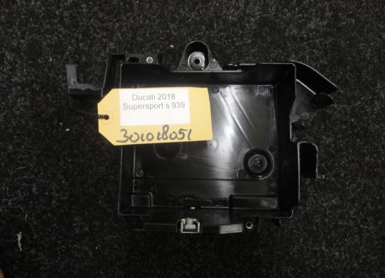 Batterie befestigung Ducati 939 Supersport