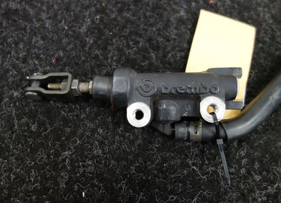 Rempomp achter Yamaha FZ1