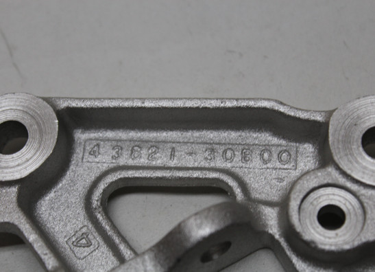 Fussrastetrager vorne links Suzuki GSX 400 X Impulse