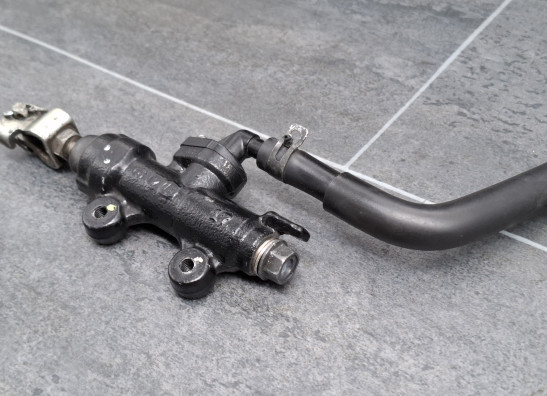 Rempomp achter Honda CB 500 X