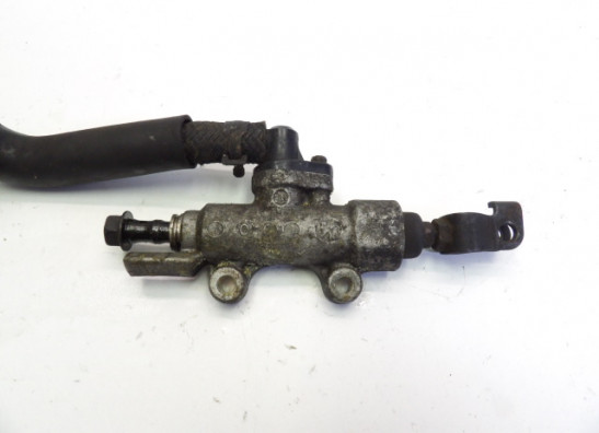 Rempomp achter Honda VFR 800 I