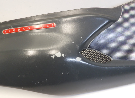 Rechter achterkant Aprilia Pegaso