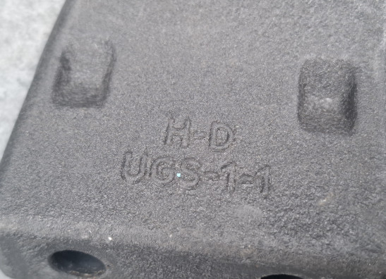 Fussrastetrager vorne links Harley Davidson FXDB Street Bob