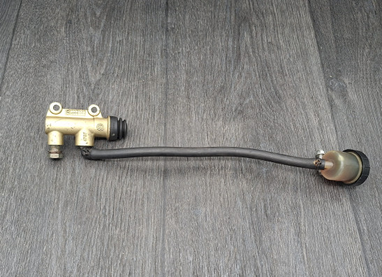 Rempomp achter Aprilia RSV 1000