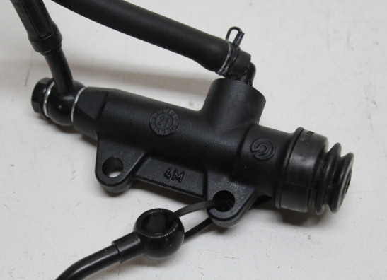 Rempomp achter Aprilia Tuono 660