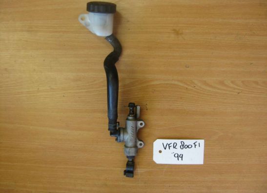 Rempomp achter Honda VFR 800 I