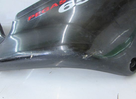 Rechter achterkant Aprilia Pegaso