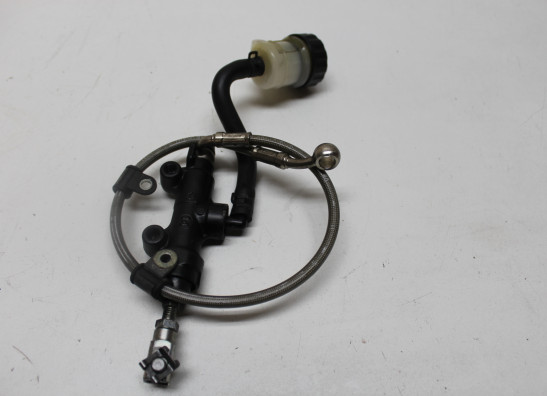 Rempomp achter Triumph Daytona 675 