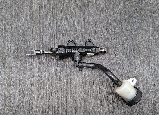 Rempomp achter Aprilia RS 457
