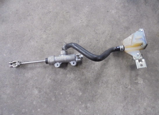 Rempomp achter Suzuki DL 650 V Strom XTA