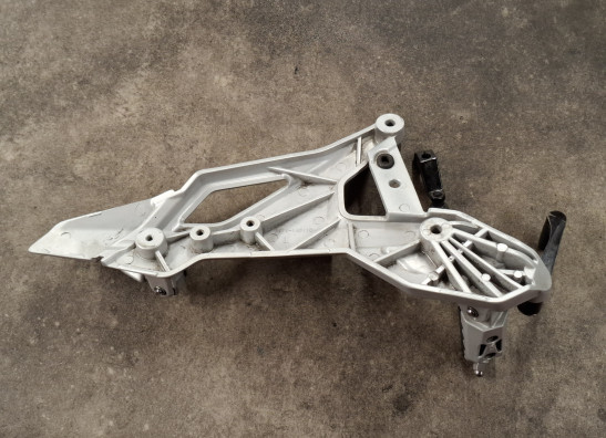 Fussrastetrager vorne links CFMoto 650 MT