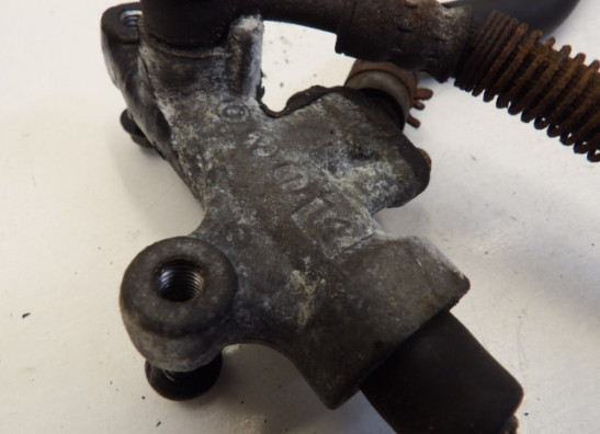 Rempomp achter Yamaha FZX 750