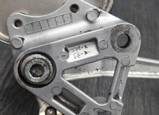 Fussrastetrager vorne links Suzuki GSX R 750