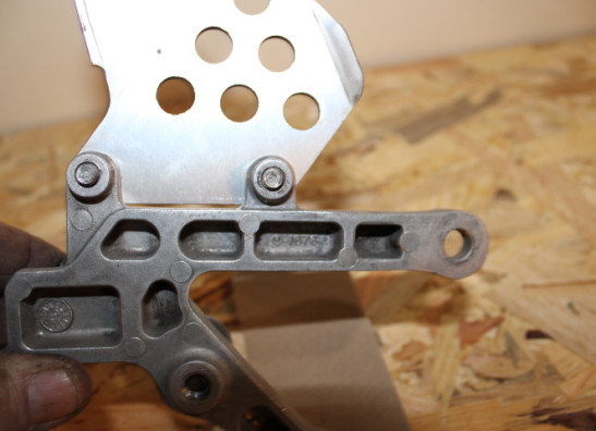 Fussrastetrager vorne links Honda VTR 1000 SP