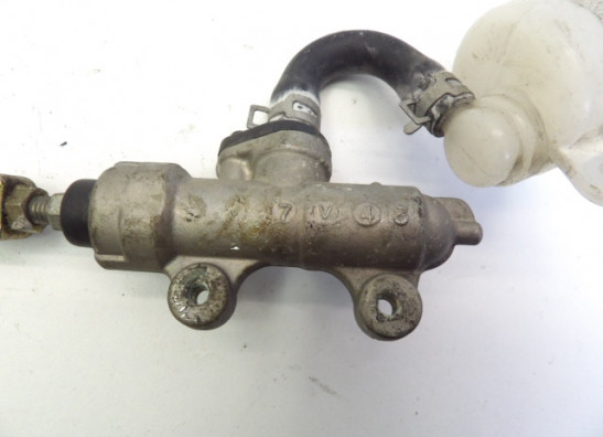 Rempomp achter Suzuki GSX F 600