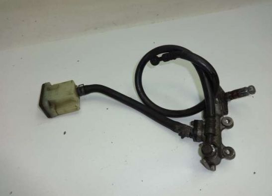 Rempomp achter Suzuki GSX F 750