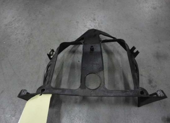 Cowl V shape under Aprilia RSV 1000