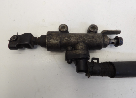 Rempomp achter Honda VFR 800 I