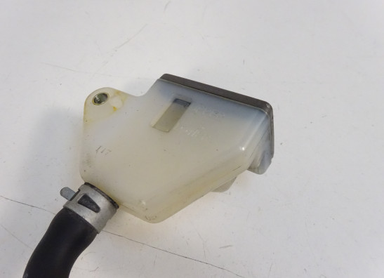 Rempomp achter Suzuki GSR 600