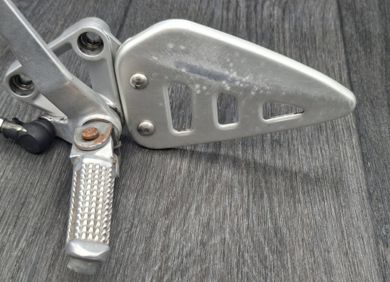 Fussrastetrager vorne links Suzuki GSX R 750