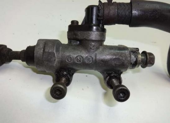 Rempomp achter Honda VF 500 