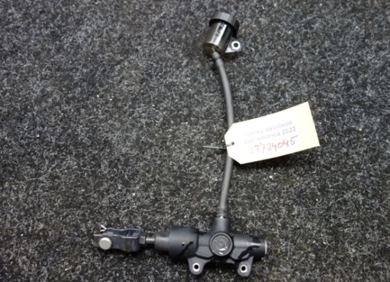 Rempomp achter Harley Davidson Pan America