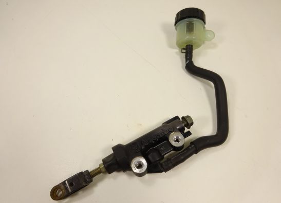 Rempomp achter Yamaha FZ6