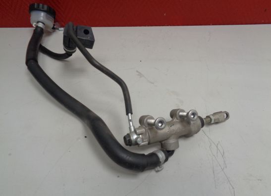 Rempomp achter Kawasaki ZZR 1400