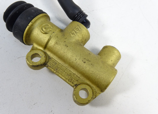 Rempomp achter Ducati ST2