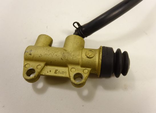 Rempomp achter Ducati ST2