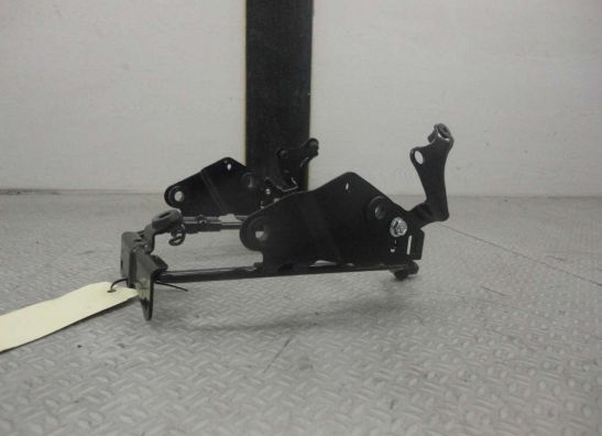 Upper cowl Stay Suzuki GSR 600