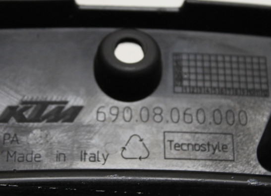 Cowl V shape under KTM RC 8