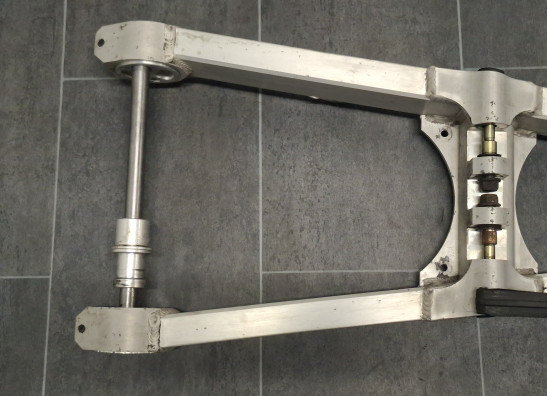 Achterbrug Triumph Trident 900