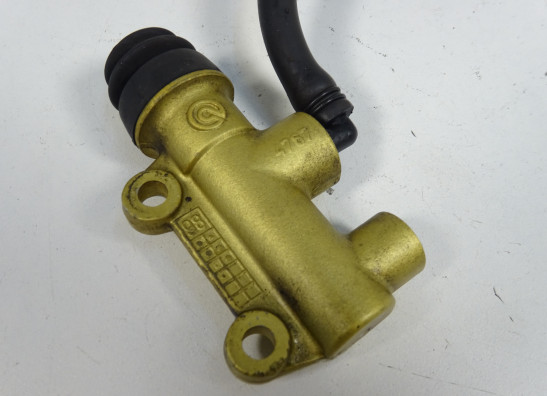 Rempomp achter Ducati ST4