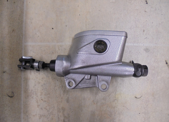 Rempomp achter Moto Guzzi V 7 Stone