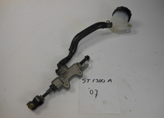 Rempomp achter Honda ST 1300 Pan European