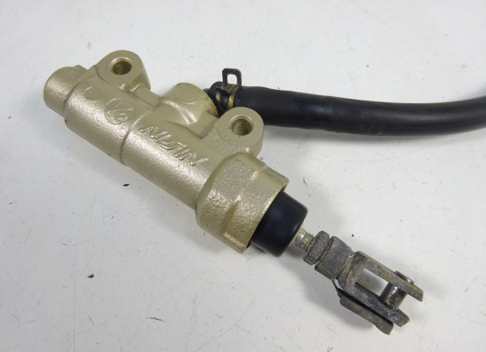 Rempomp achter MV Agusta 750 Brutale