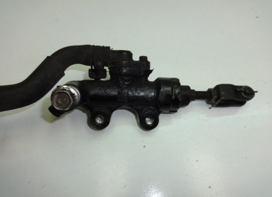 Rempomp achter Suzuki GSX F 1100