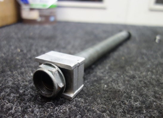 Rear axle Aprilia RSV 1000