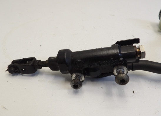 Rempomp achter Yamaha FZ6