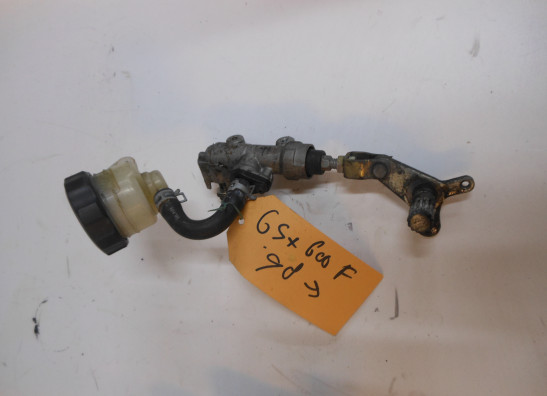 Rempomp achter Suzuki GSX F 600