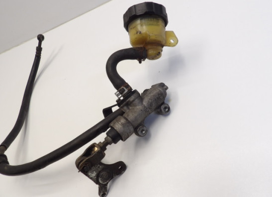 Rempomp achter Suzuki GSX F 750