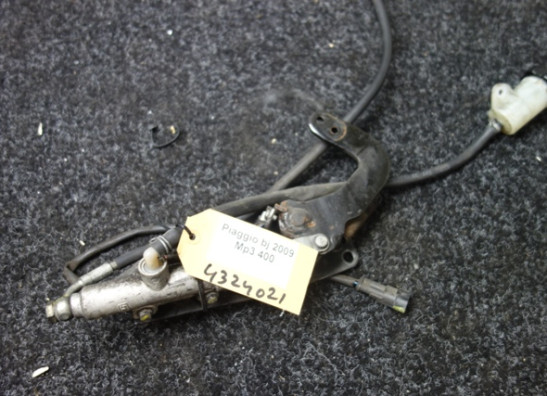 Rempomp achter Piaggio Mp3 400