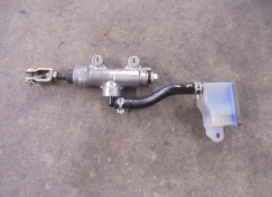 Rempomp achter Suzuki GSX 8R